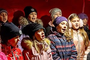 Zpívání u vánočního stromu, Dolní Třebonín 20. prosince 2025, foto: Lubor Mrázek