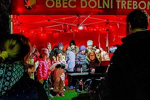 Zpívání u vánočního stromu, Dolní Třebonín 20. prosince 2025, foto: Lubor Mrázek