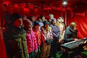 Zpívání u vánočního stromu, Dolní Třebonín 20. prosince 2025, foto: Lubor Mrázek