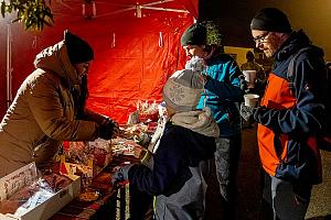 Zpívání u vánočního stromu, Dolní Třebonín 20. prosince 2025, foto: Lubor Mrázek