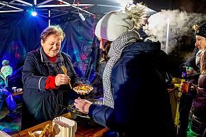 Zpívání u vánočního stromu, Dolní Třebonín 20. prosince 2025, foto: Lubor Mrázek