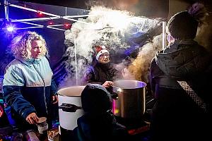 Zpívání u vánočního stromu, Dolní Třebonín 20. prosince 2025, foto: Lubor Mrázek