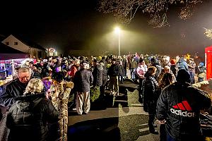 Zpívání u vánočního stromu, Dolní Třebonín 20. prosince 2025, foto: Lubor Mrázek