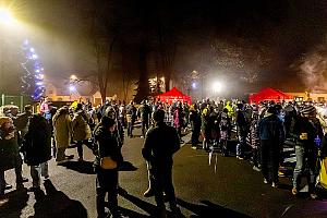 Zpívání u vánočního stromu, Dolní Třebonín 20. prosince 2025, foto: Lubor Mrázek