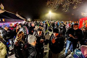Zpívání u vánočního stromu, Dolní Třebonín 20. prosince 2025, foto: Lubor Mrázek