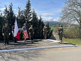 Slavnostní položení kytice k&nbsp;81. výročí sestřelení amerického letce Williama R. Preddyho 18. 4. 2026