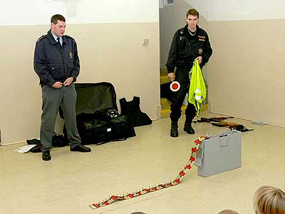 Zástupci Policie ČR předvedli ukázky své činnosti v ZŠ a MŠ Dolní Třebonín, 22. listopadu 2007, foto: Jan Švec