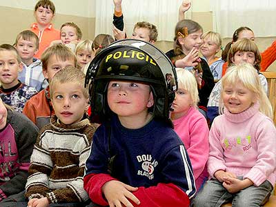 Zástupci Policie ČR předvedli ukázky své činnosti v ZŠ a MŠ Dolní Třebonín, 22. listopadu 2007, foto: Jan Švec