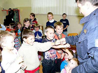 Zástupci Policie ČR předvedli ukázky své činnosti v ZŠ a MŠ Dolní Třebonín, 22. listopadu 2007, foto: Jan Švec