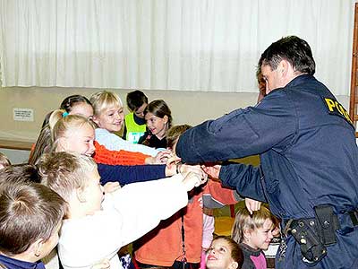 Zástupci Policie ČR předvedli ukázky své činnosti v ZŠ a MŠ Dolní Třebonín, 22. listopadu 2007, foto: Jan Švec