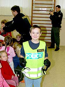 Zástupci Policie ČR předvedli ukázky své činnosti v ZŠ a MŠ Dolní Třebonín, 22. listopadu 2007, foto: Jan Švec