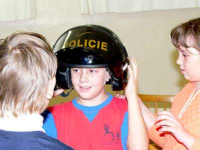 Zástupci Policie ČR předvedli ukázky své činnosti v ZŠ a MŠ Dolní Třebonín, 22. listopadu 2007, foto: Jan Švec