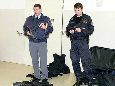 Zástupci Policie ČR předvedli ukázky své činnosti v ZŠ a MŠ Dolní Třebonín, 22. listopadu 2007, foto: Jan Švec