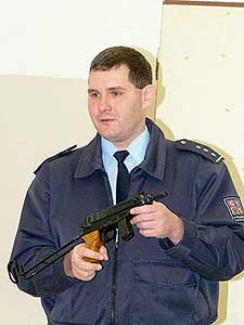 Zástupci Policie ČR předvedli ukázky své činnosti v ZŠ a MŠ Dolní Třebonín, 22. listopadu 2007, foto: Jan Švec