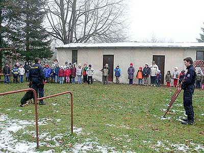 Zástupci Policie ČR předvedli ukázky své činnosti v ZŠ a MŠ Dolní Třebonín, 22. listopadu 2007, foto: Jan Švec