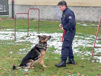 Zástupci Policie ČR předvedli ukázky své činnosti v ZŠ a MŠ Dolní Třebonín, 22. listopadu 2007, foto: Jan Švec