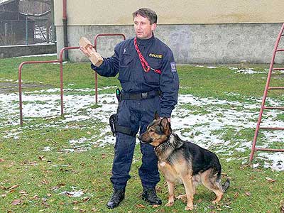 Zástupci Policie ČR předvedli ukázky své činnosti v ZŠ a MŠ Dolní Třebonín, 22. listopadu 2007, foto: Jan Švec