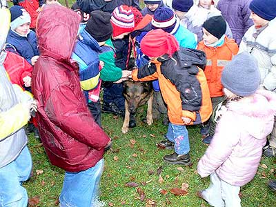 Zástupci Policie ČR předvedli ukázky své činnosti v ZŠ a MŠ Dolní Třebonín, 22. listopadu 2007, foto: Jan Švec