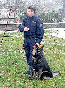 Zástupci Policie ČR předvedli ukázky své činnosti v ZŠ a MŠ Dolní Třebonín, 22. listopadu 2007, foto: Jan Švec