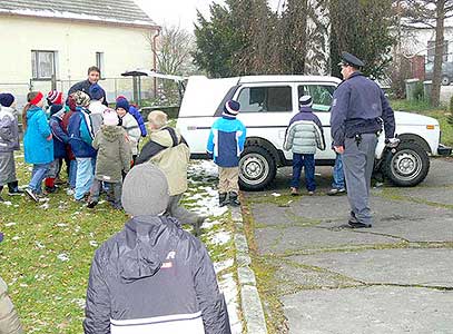 Zástupci Policie ČR předvedli ukázky své činnosti v ZŠ a MŠ Dolní Třebonín, 22. listopadu 2007, foto: Jan Švec