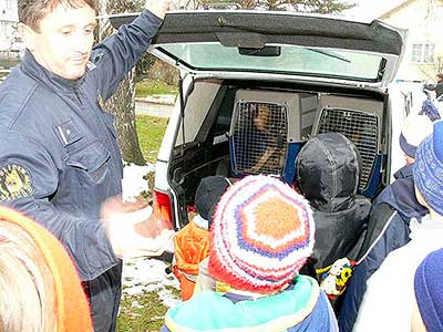 Zástupci Policie ČR předvedli ukázky své činnosti v ZŠ a MŠ Dolní Třebonín, 22. listopadu 2007, foto: Jan Švec