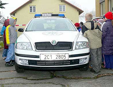 Zástupci Policie ČR předvedli ukázky své činnosti v ZŠ a MŠ Dolní Třebonín, 22. listopadu 2007, foto: Jan Švec