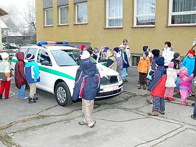 Zástupci Policie ČR předvedli ukázky své činnosti v ZŠ a MŠ Dolní Třebonín, 22. listopadu 2007, foto: Jan Švec