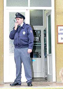 Zástupci Policie ČR předvedli ukázky své činnosti v ZŠ a MŠ Dolní Třebonín, 22. listopadu 2007, Foto: Jan Švec