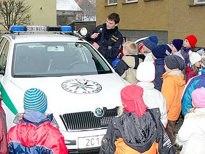 Zástupci Policie ČR předvedli ukázky své činnosti v ZŠ a MŠ Dolní Třebonín, 22. listopadu 2007, foto: Jan Švec