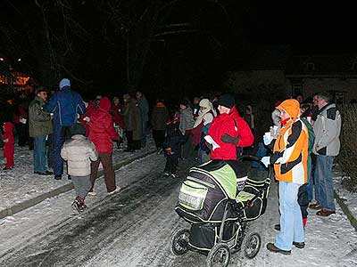 Zpívání u Vánočního stromu v Dolním Třeboníně 20.12.2009