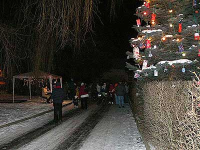 Zpívání u Vánočního stromu v Dolním Třeboníně 20.12.2009