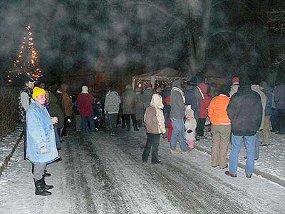 Zpívání u Vánočního stromu v Dolním Třeboníně 20.12.2009