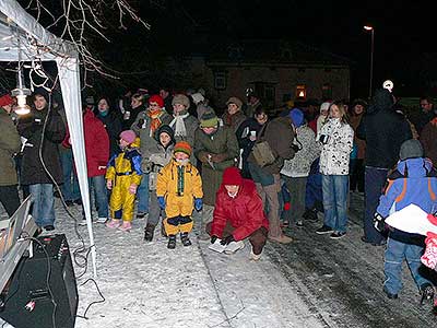 Zpívání u Vánočního stromu v Dolním Třeboníně 20.12.2009