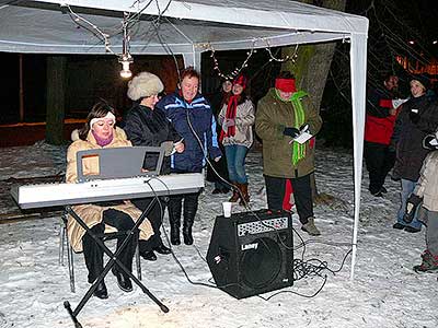 Zpívání u Vánočního stromu v Dolním Třeboníně 20.12.2009