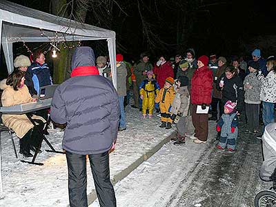 Zpívání u Vánočního stromu v Dolním Třeboníně 20.12.2009