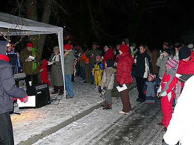 Zpívání u Vánočního stromu v Dolním Třeboníně 20.12.2009