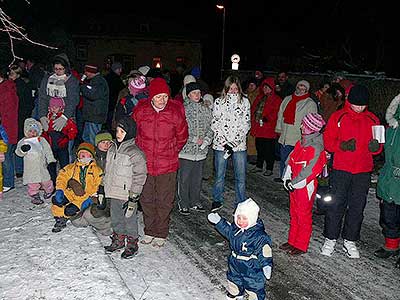 Zpívání u Vánočního stromu v Dolním Třeboníně 20.12.2009