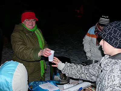 Zpívání u Vánočního stromu v Dolním Třeboníně 20.12.2009