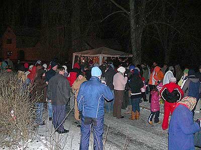 Zpívání u Vánočního stromu v Dolním Třeboníně 20.12.2009