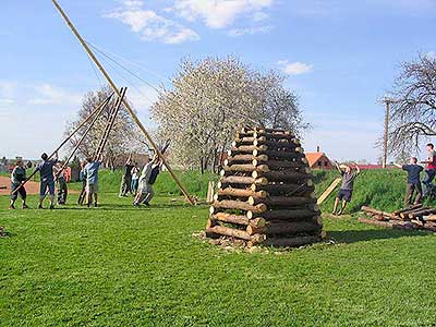 Pálení čarodějnic, Dolní Třebonín 30.4.2004