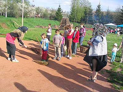 Pálení čarodějnic, Dolní Třebonín 30.4.2004