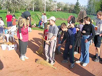 Pálení čarodějnic, Dolní Třebonín 30.4.2004