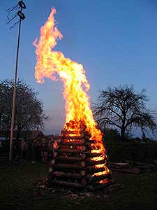 Pálení čarodějnic, Dolní Třebonín 30.4.2004