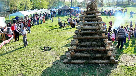 Pálení čarodějnic v obci Dolní Třebonín, 30.4.2008, foto: Jan Švec