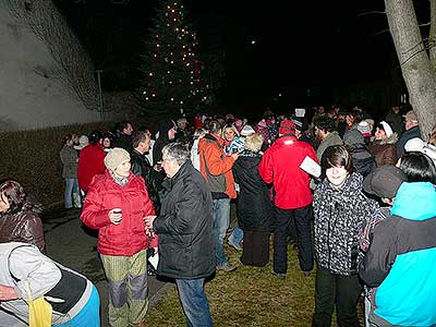 Zpívání u Vánočního stromu 18.12.2011, foto: Jan Švec