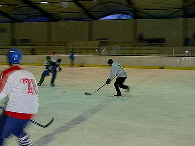 BITVA O TŘEBONÍN - hokejové utkání roku  5.2.2012 - "starý" versus "nový" Třebonín, foto: Jan Švec