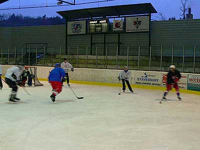 BITVA O TŘEBONÍN - hokejové utkání roku  5.2.2012 - "starý" versus "nový" Třebonín, foto: Jan Švec