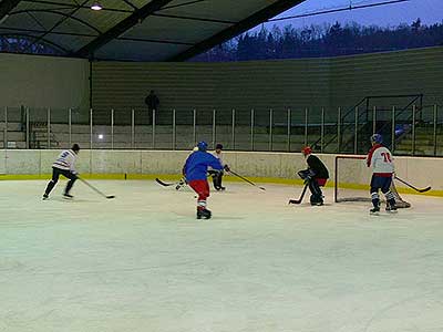 BITVA O TŘEBONÍN - hokejové utkání roku  5.2.2012 - "starý" versus "nový" Třebonín, foto: Jan Švec