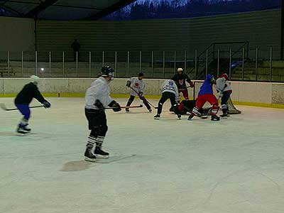 BITVA O TŘEBONÍN - hokejové utkání roku  5.2.2012 - "starý" versus "nový" Třebonín, foto: Jan Švec