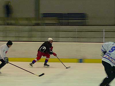 BITVA O TŘEBONÍN - hokejové utkání roku  5.2.2012 - "starý" versus "nový" Třebonín, foto: Jan Švec